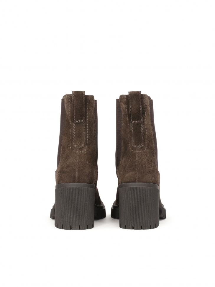Zamszowe botki na obcasie z gumkami