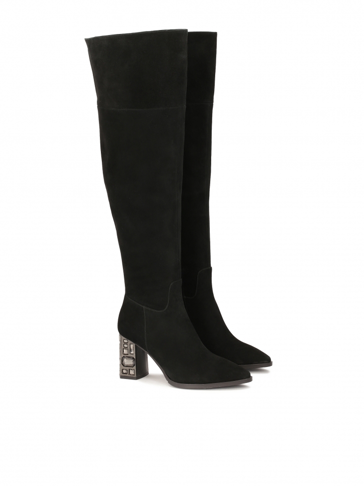 Zamszowe muszkieterki na zdobionym obcasie