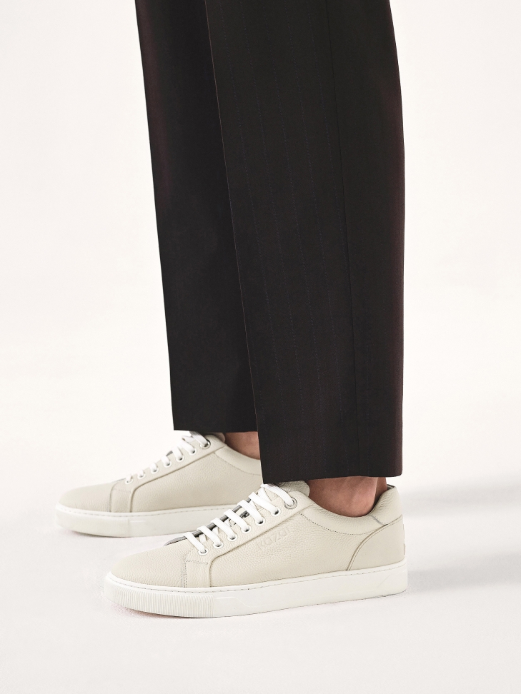 Jasnoszare sneakersy z groszkowej skóry