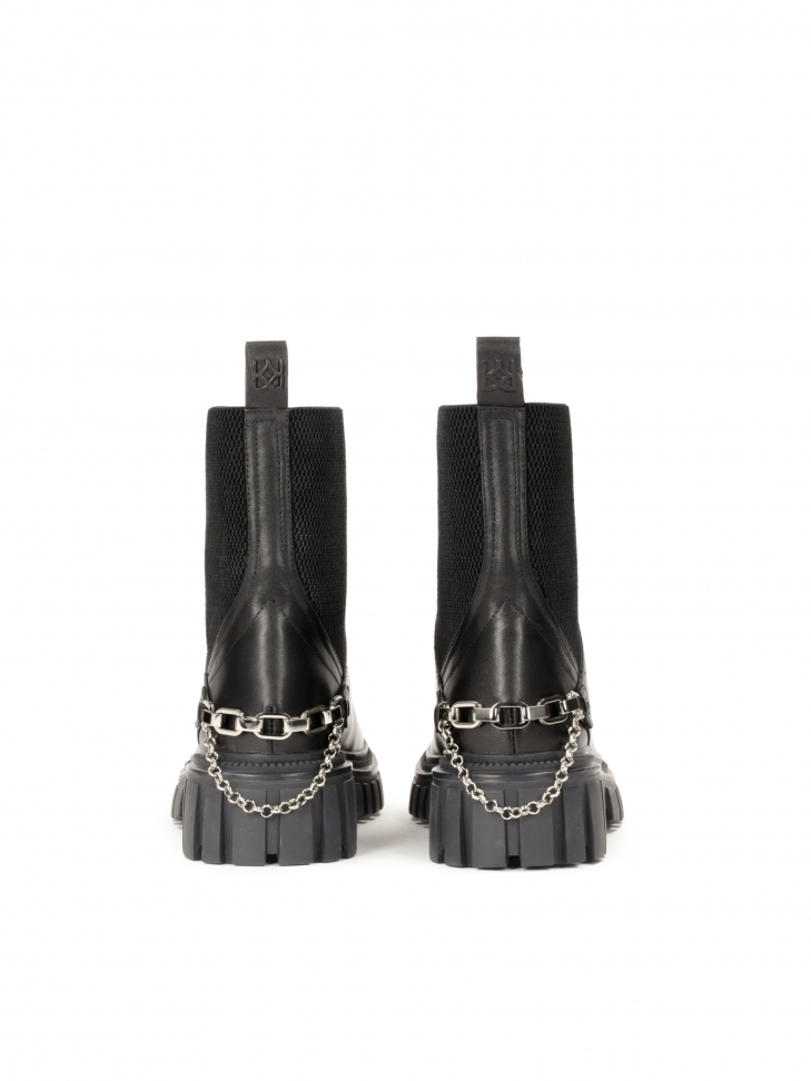 Wsuwane botki z łańcuchem przy pięcie