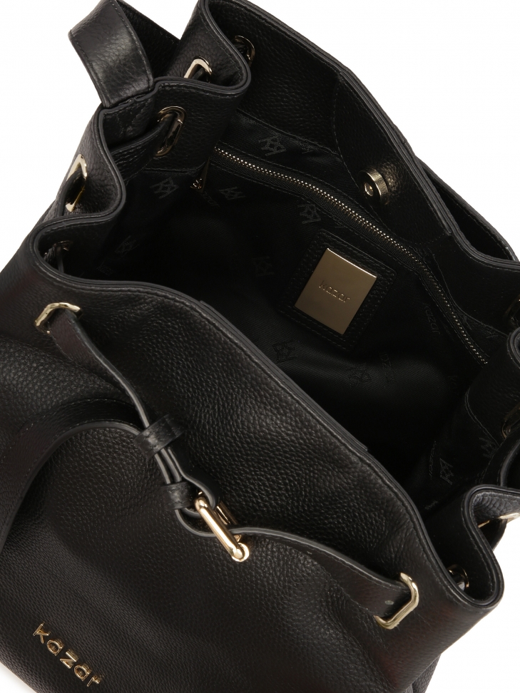 Zdobiona paskiem czarna skórzana torebka