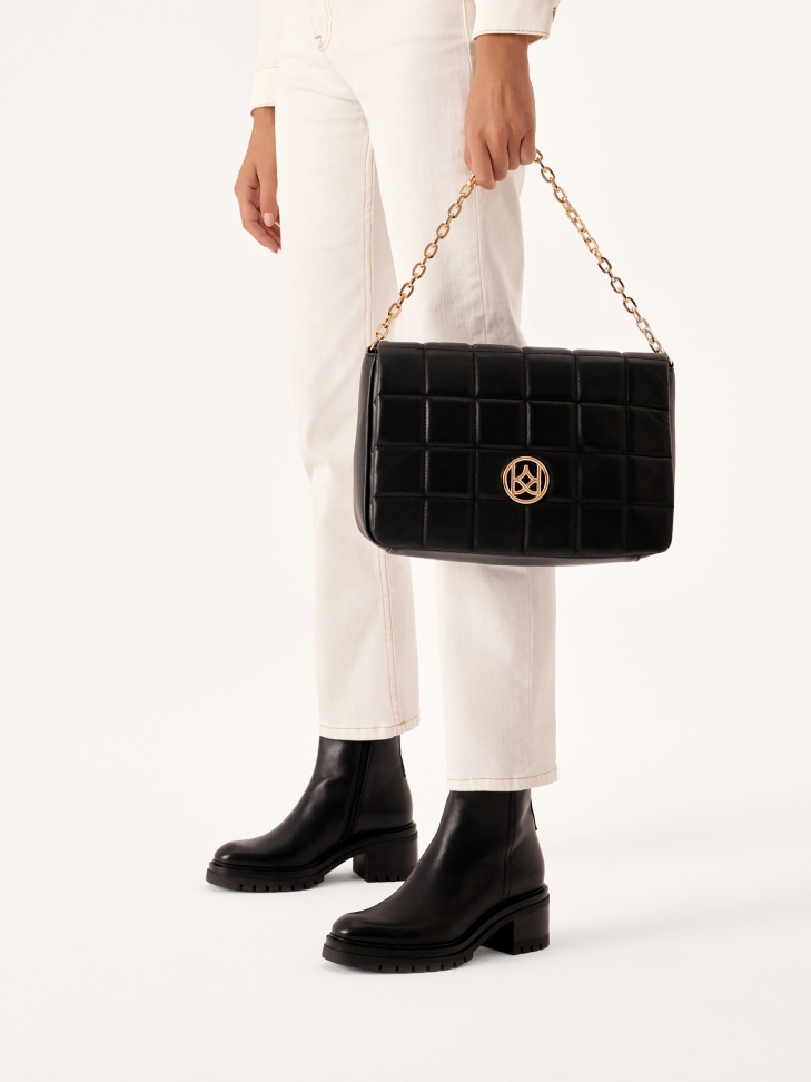 Czarna torebka z pikowaną klapą