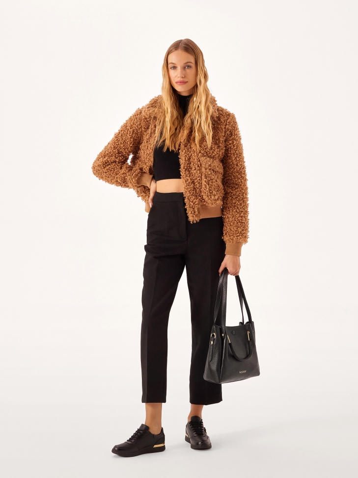 Czarne skórzane sneakersy zdobione otymi elementami