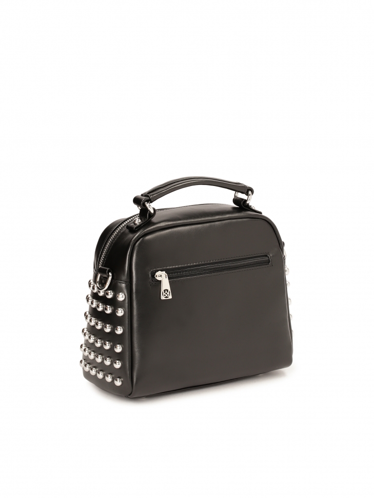 Czarna torebka ze srebrnymi metalami