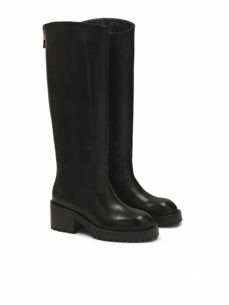 Czarne kozaki z paskiem i klamerką wokół cholewki