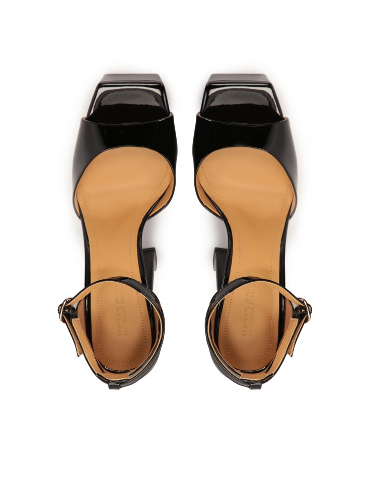 Lakierowane sandały na wysokim obcasie i platformie