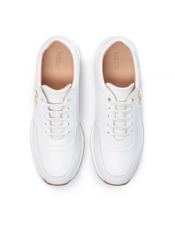 Białe skórzane sneakersy damskie na podwyższonej podeszwie