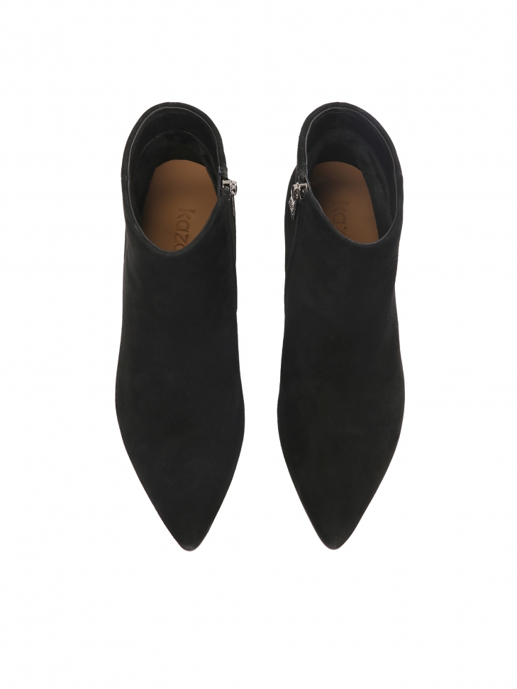 Zamszowe czarne botki na zdobionym obcasie