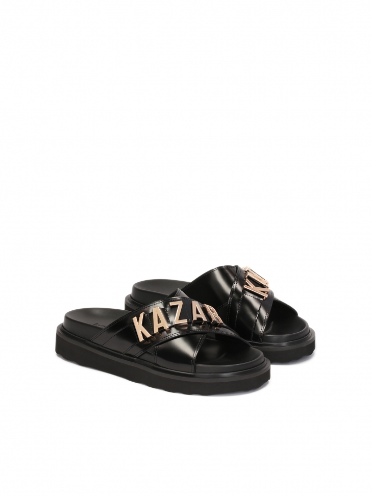 Czarne skórzane klapki z metalowym napisem