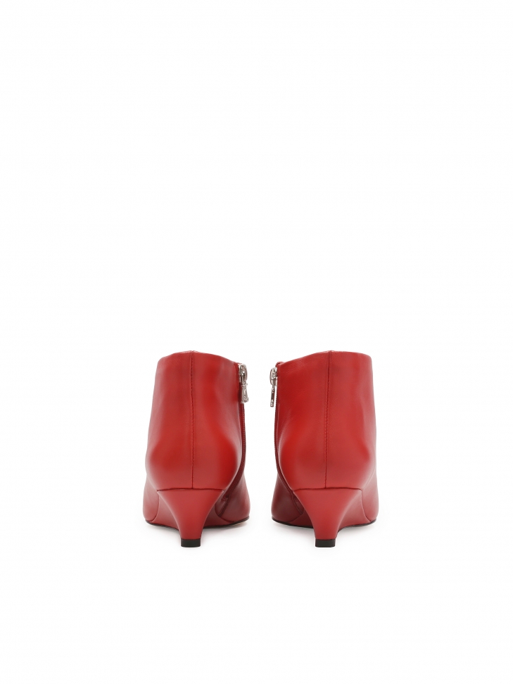 Czerwone botki na niskim koturnie