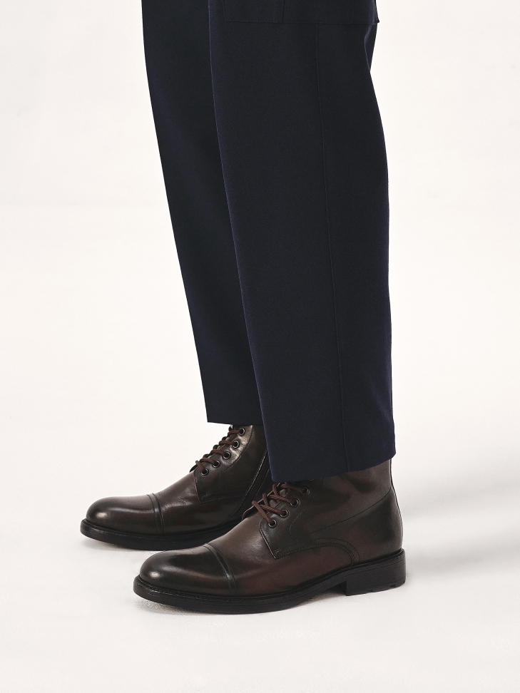 Brązowe trzewiki z przeszyciem na nosku