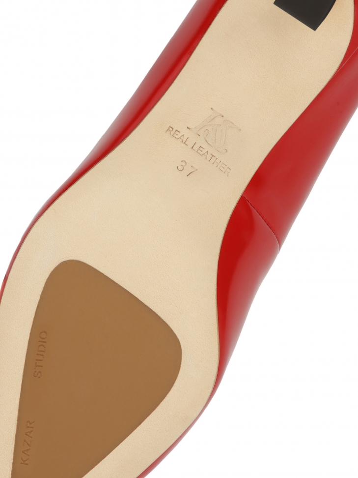 Czerwone czółenka na awangardowym obcasie