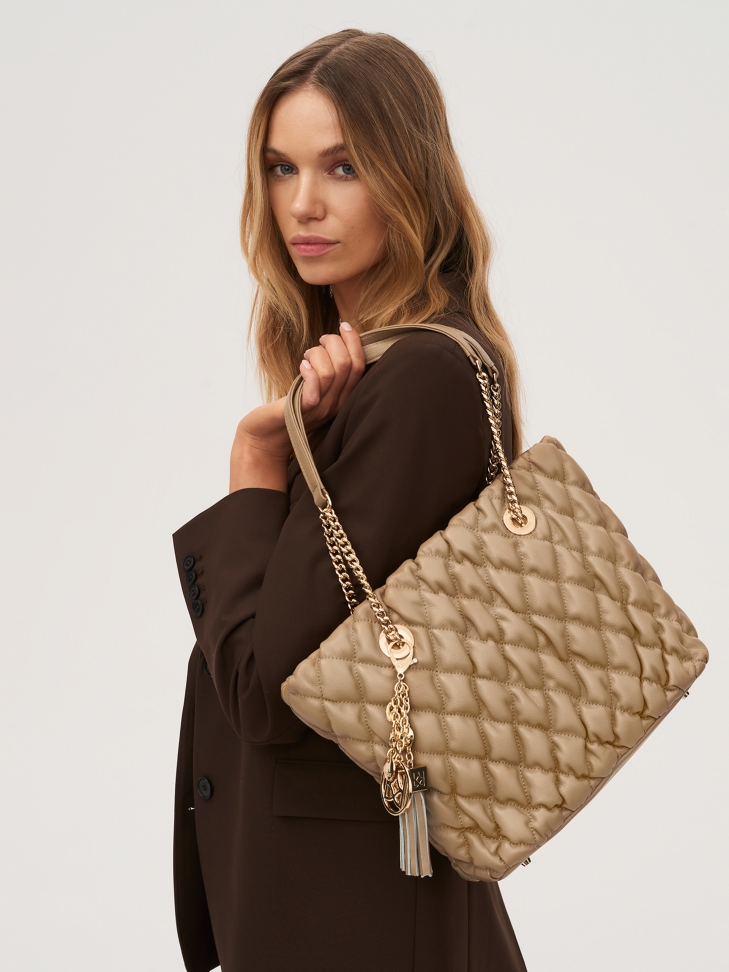 Miękka pikowana torebka z odpinanym brelokiem