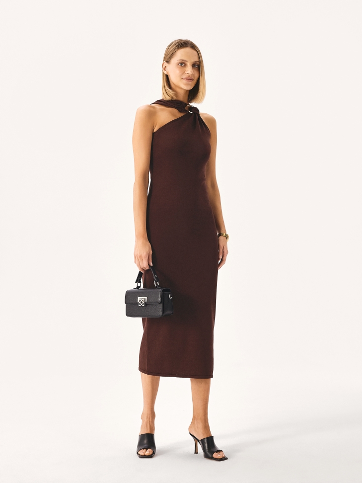 Czarna torebka o sztywnej regularnej formie