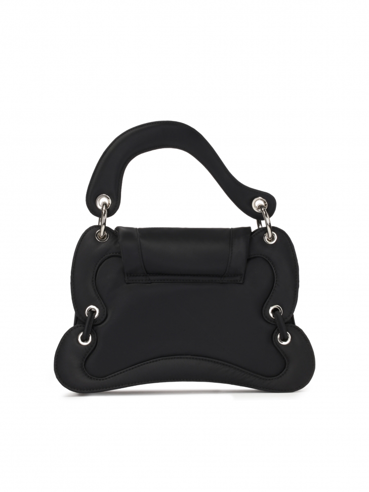 Czarna torebka o nieregularnym kształcie