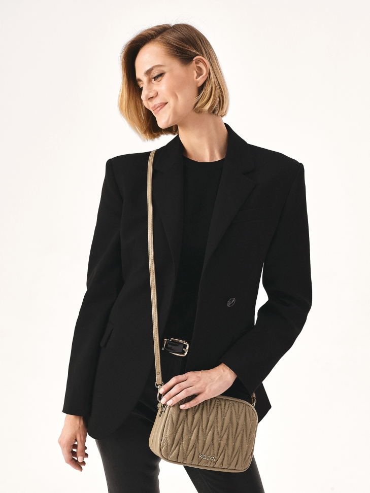 Efektownie pikowana torebka z paskiem na ramię