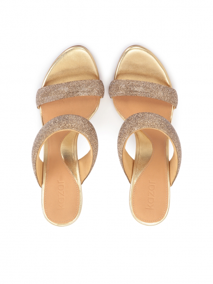 Klapki na obcasie z miękkimi błyszczącymi paskami