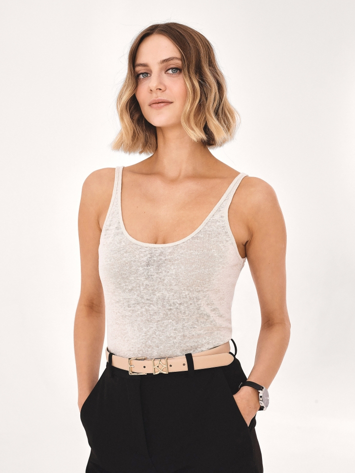 Beżowy pasek ze szlufką w kształcie monogramu