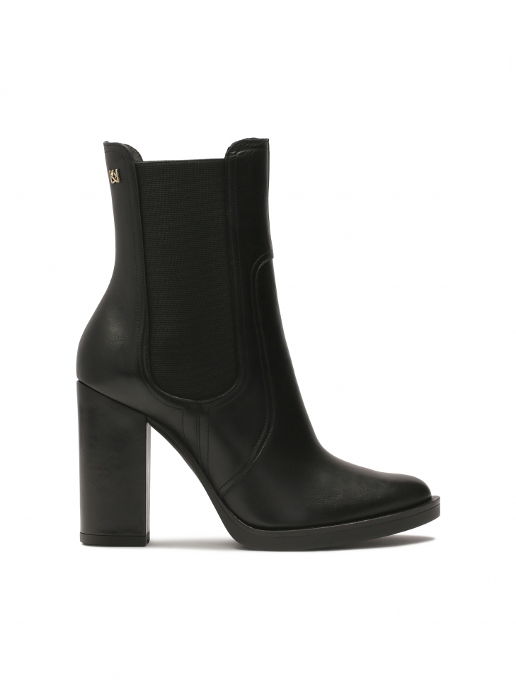 Czarne botki na słupku z elastycznymi wstawkami