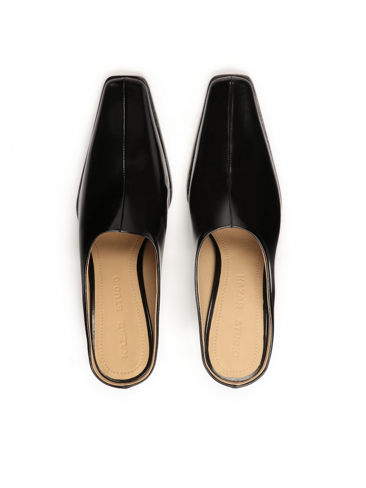 Klapki typu mule z pełnym przodem