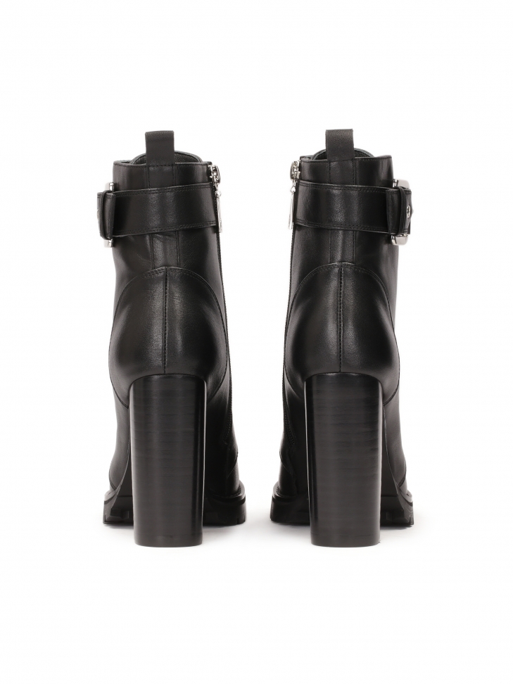 Czarne botki zdobione paskiem ze sprzączką