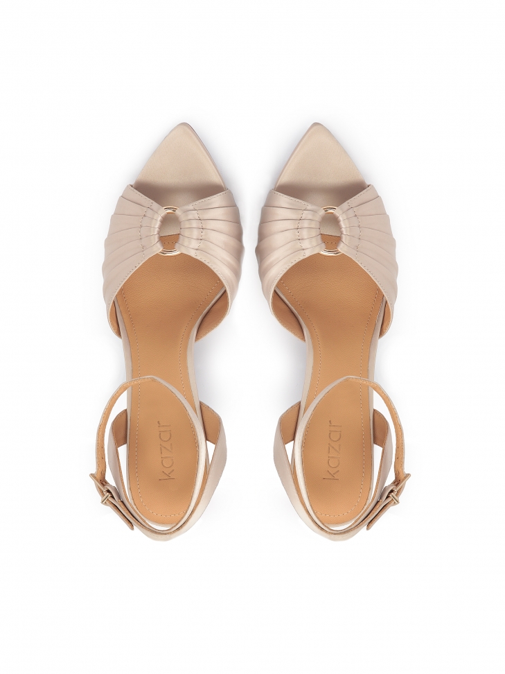 Eleganckie ślubne sandały z beżowej tkaniny