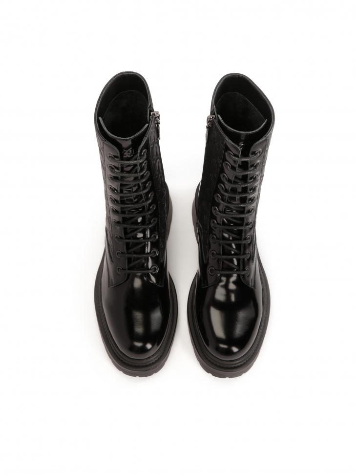 Czarne trzewiki z tłoczonym wzorem na skórze