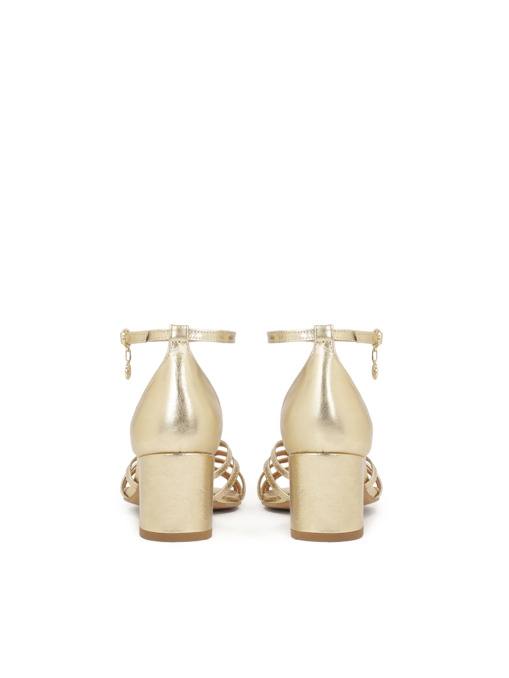 Złote sandały na niskim szerokim obcasie