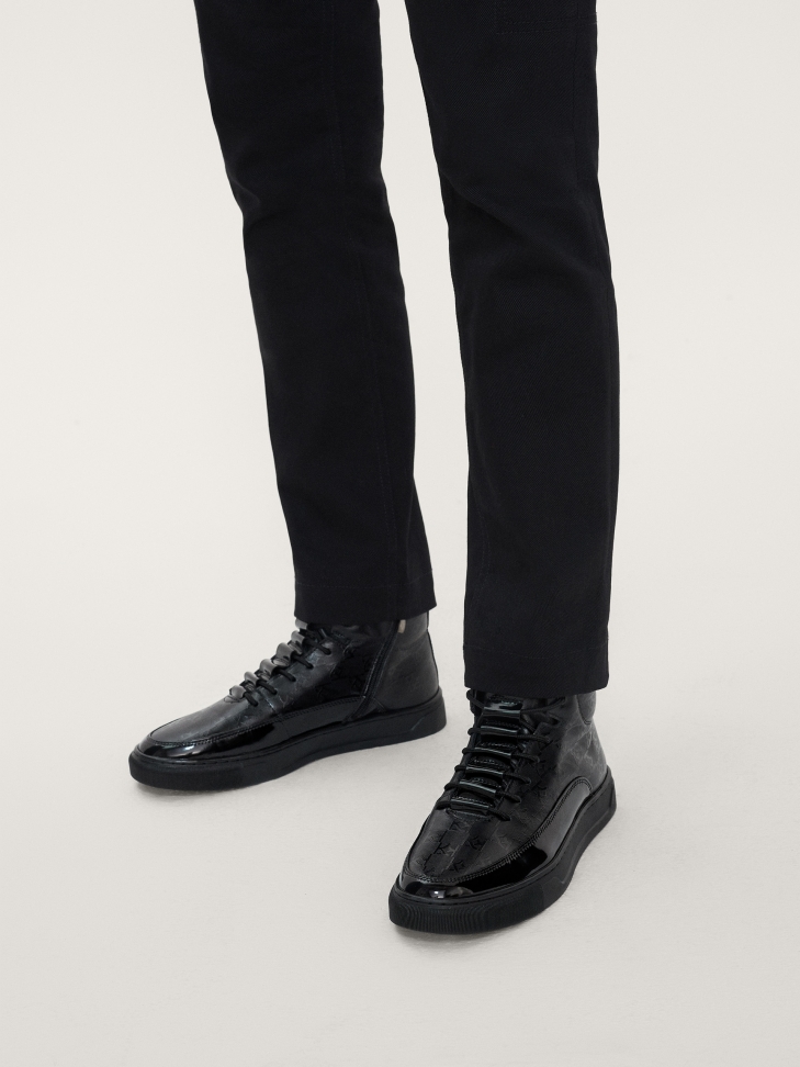 Czarne wysokie sneakersy męskie zdobione monogramami