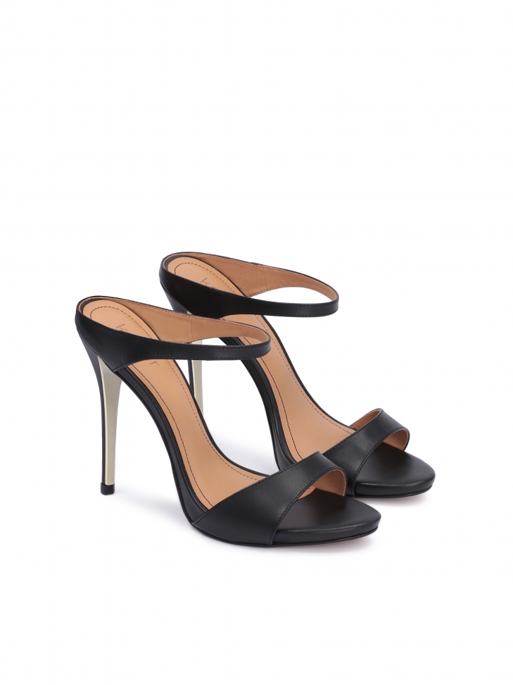 Czarne skórzane klapki na wysokim obcasie ze otą wstawką