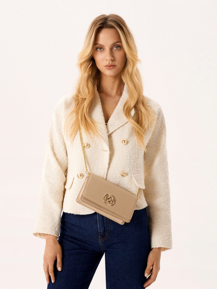 Skórzana prostokątna torebka na otym łańcuchu