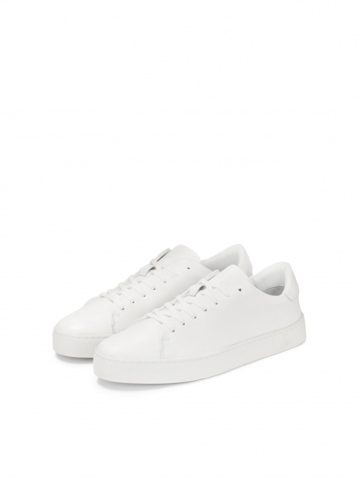 Białe sneakersy w stylu smart casual