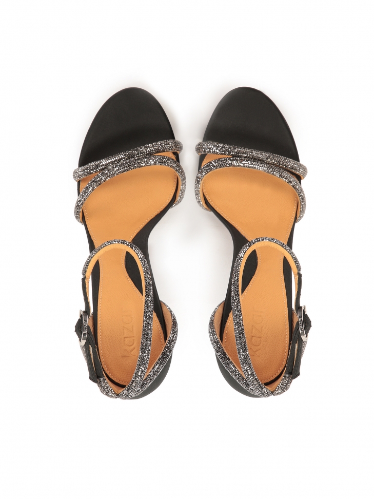 Czarne sandały z tkaniny zdobione yształkami