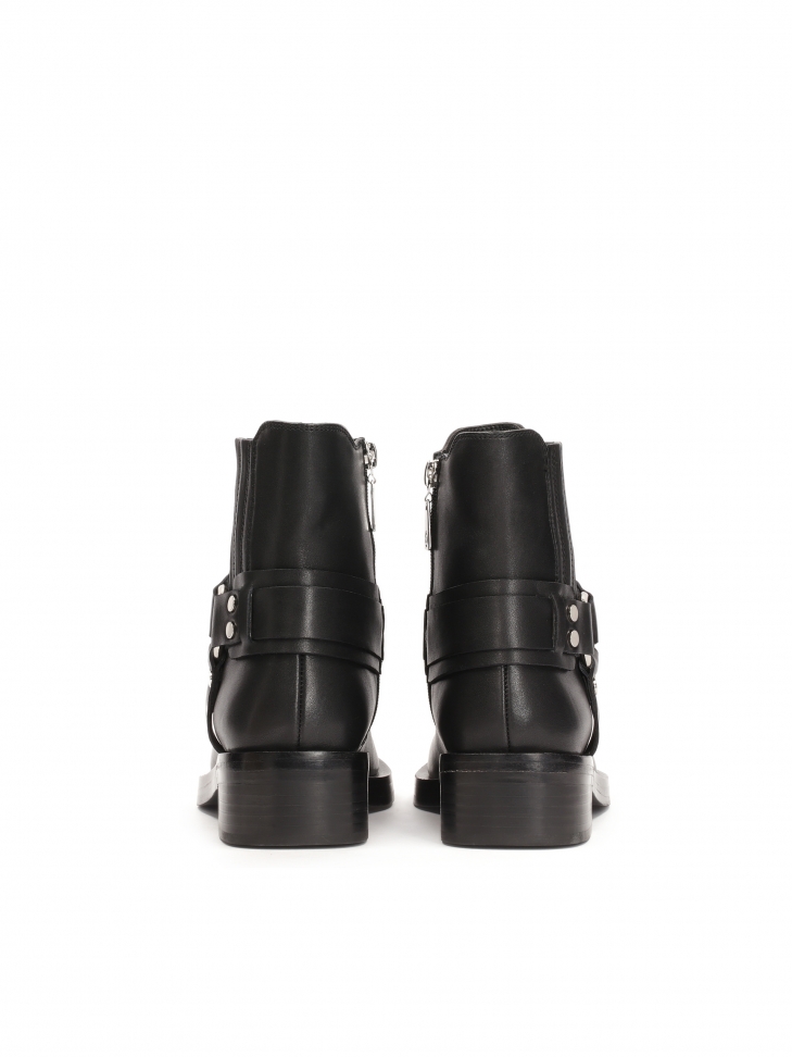 Skórzane botki w kowbojskim stylu