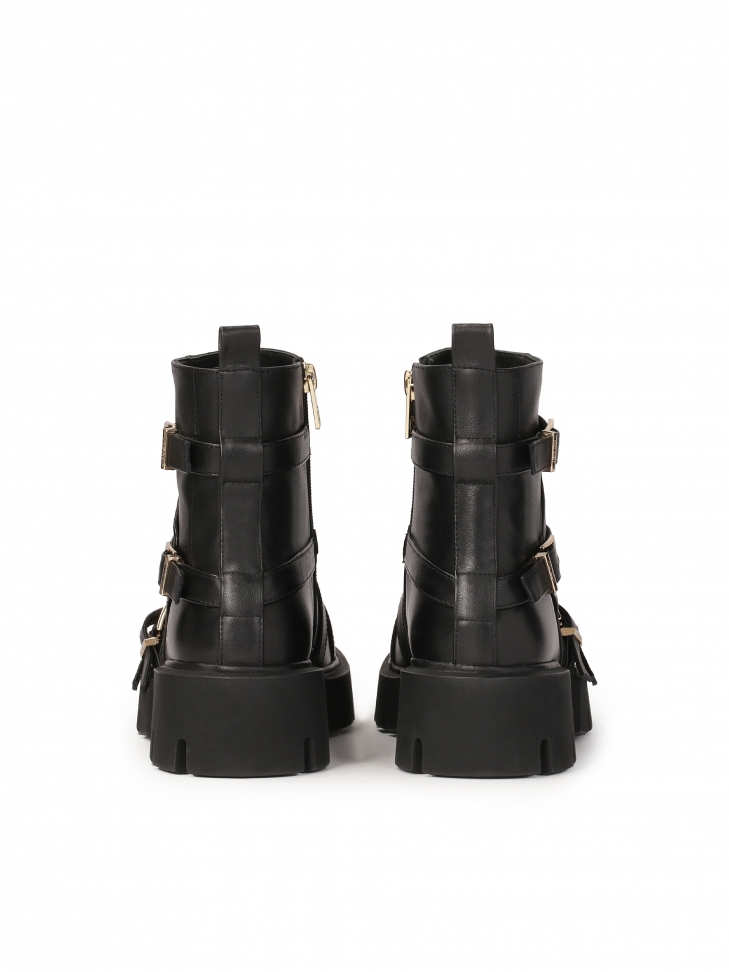 Płaskie botki ozdobione paskami ze sprzączkami