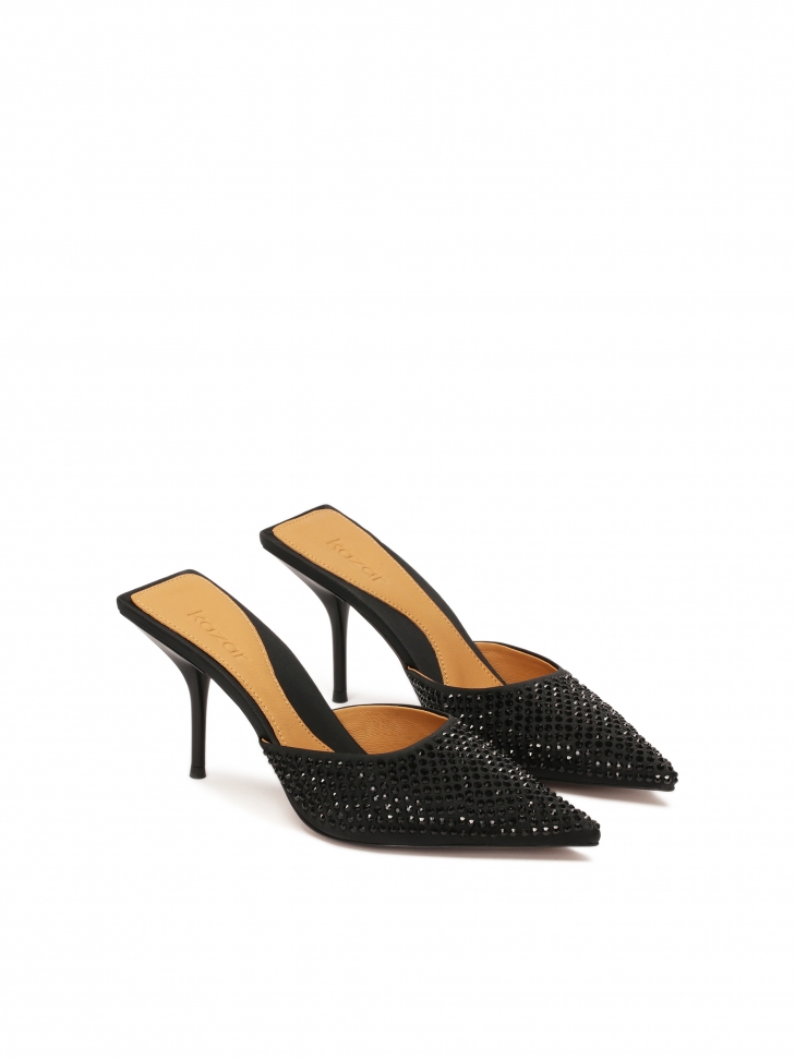 Wysadzane yształkami klapki z zabudowanymi noskami