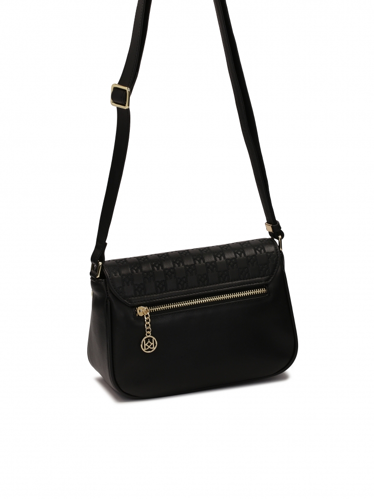 Czarna torebka na ramię z logowaną klapą