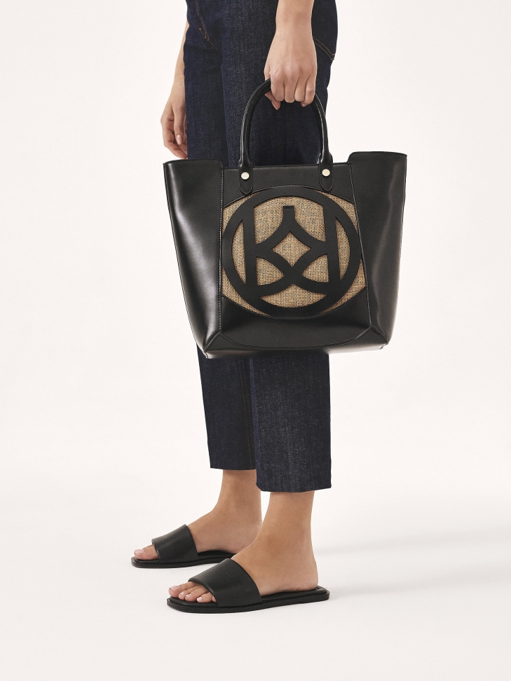 Wsuwane czarne klapki na płaskiej podeszwie