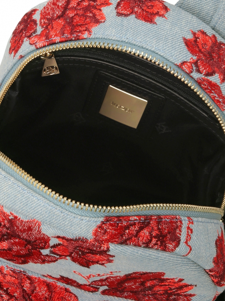 Niebieski plecak z tkaniny zdobionej czerwonymi kwiatami