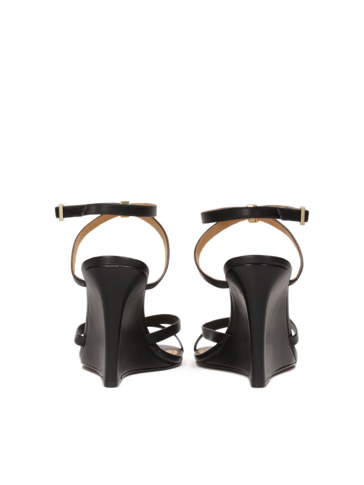 Skórzane sandały na koturnie ze szyżowanymi paskami