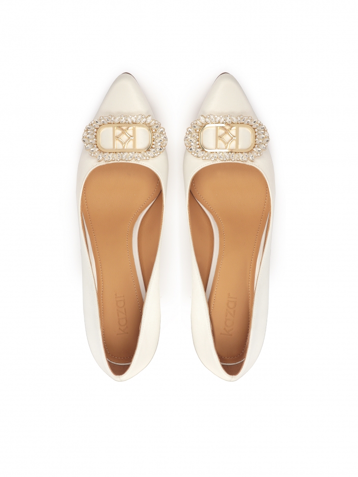 Białe czółenka ślubne z dużą biżuteryjną ozdobą