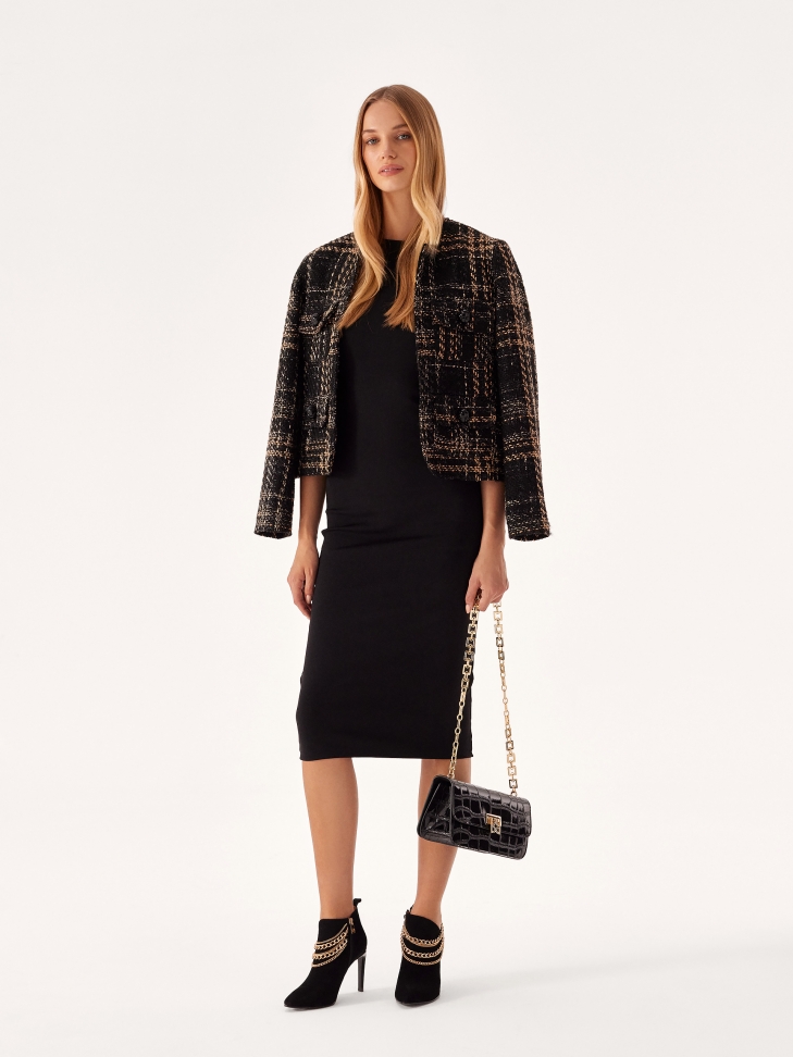 Efektowne botki na szpilce z wyciętą cholewką