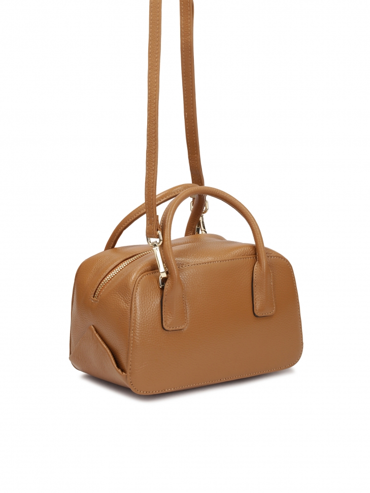 Mała torebka typu kuferek ze zdobionym paskiem