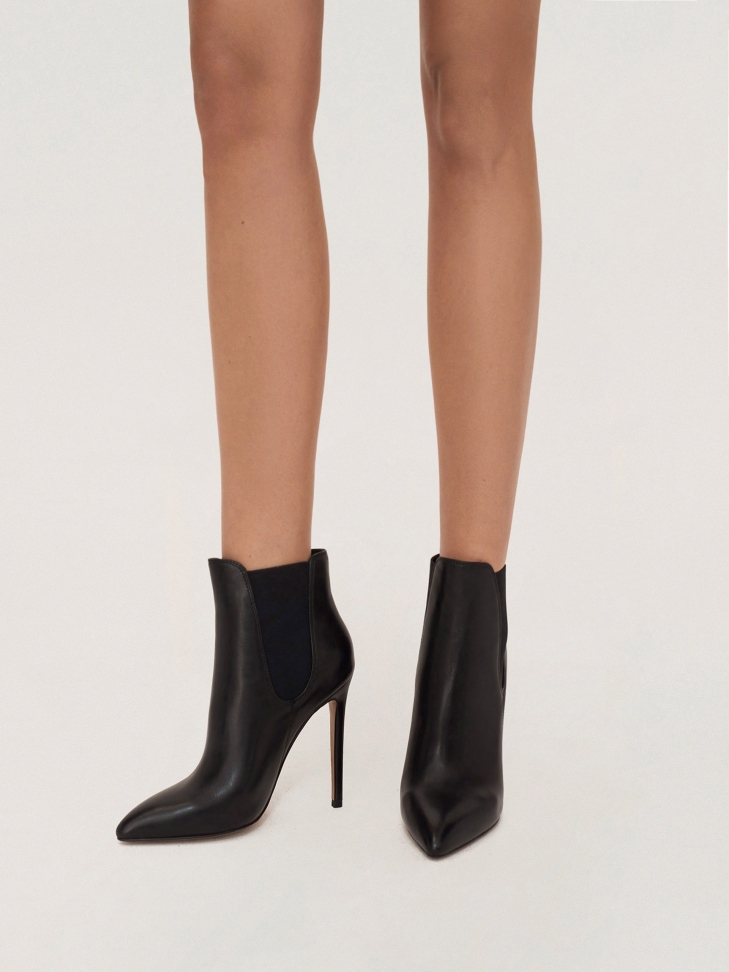 Wsuwane skórzane botki osadzone na wysokim obcasie