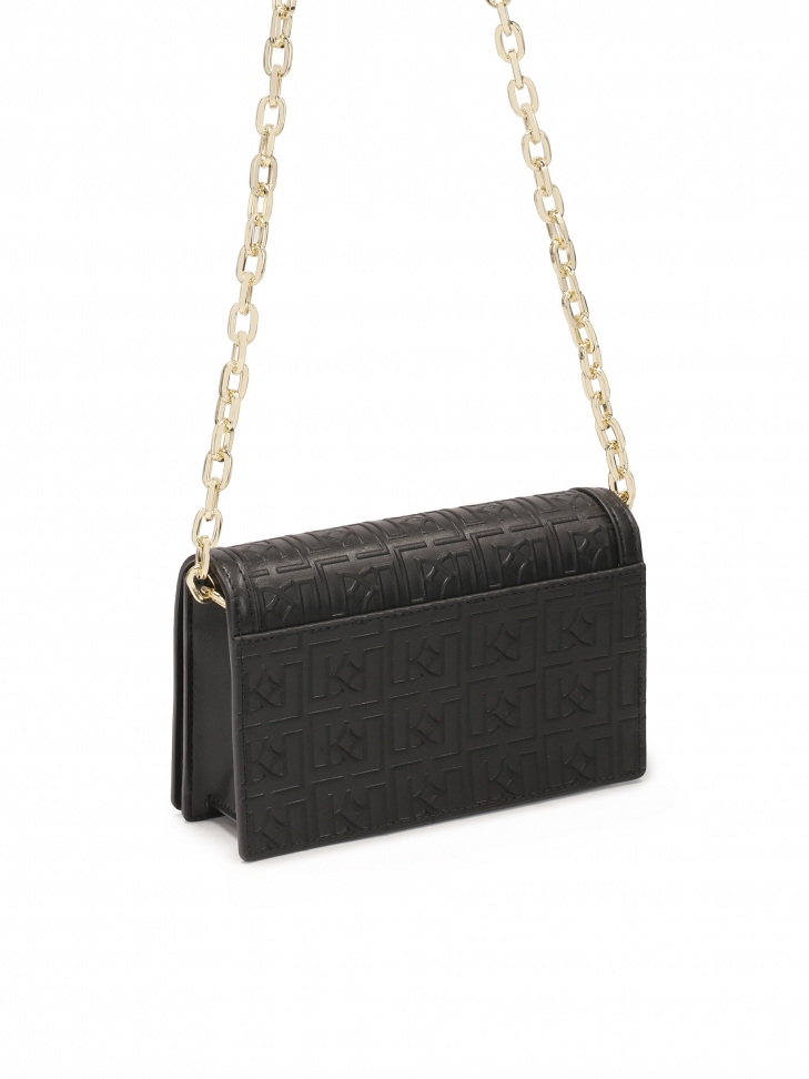 Czarna torebka w monogramy z paskiem i łańcuszkiem