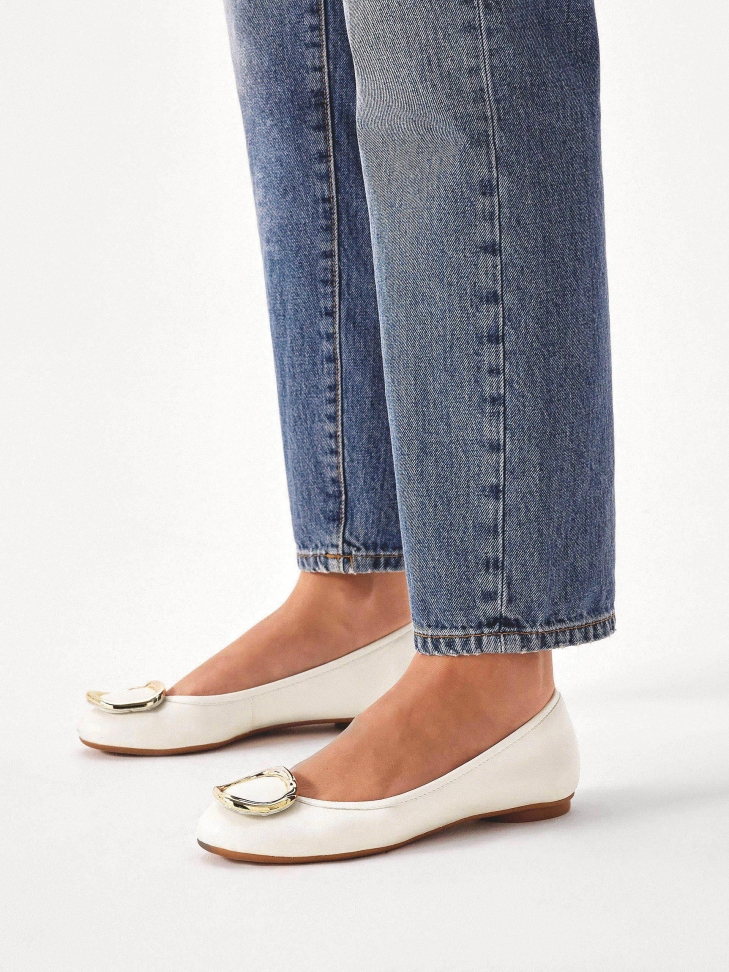 Białe skórzane baleriny zdobione metalową broszką