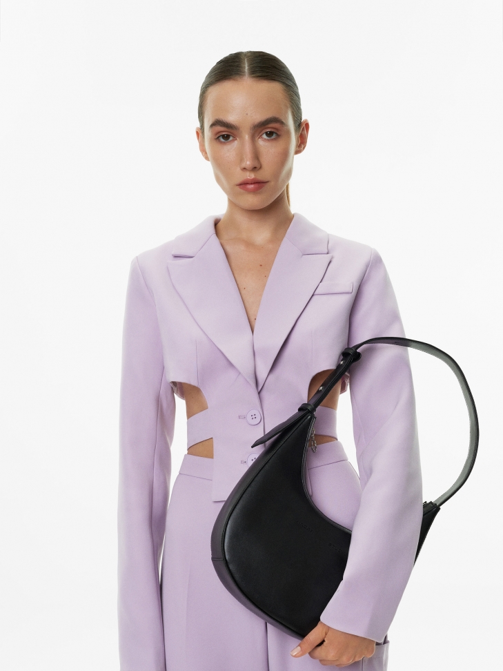 Czarna skórzana torebka na ramię z regulowanym uchwytem