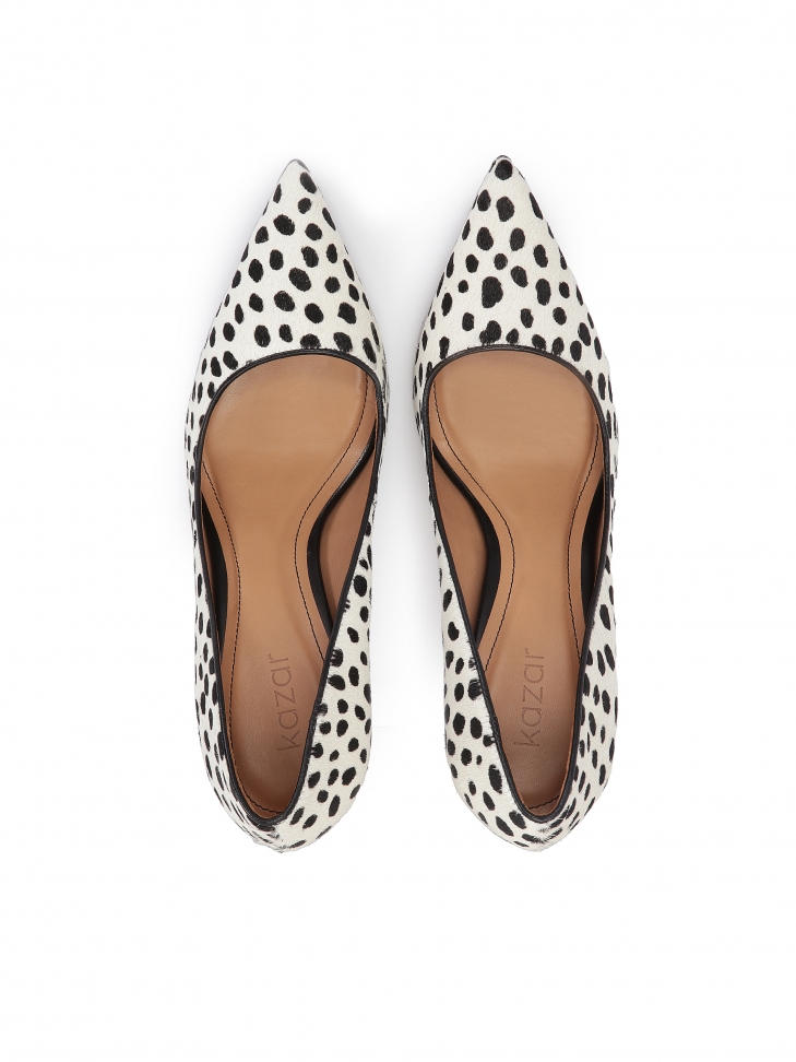 Białe czółenka ze skóry z naturalnym włosiem w czarne opki