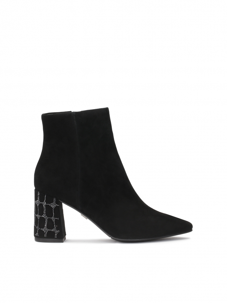Czarne zamszowe botki z obcasem zdobionym drobnymi yształkami