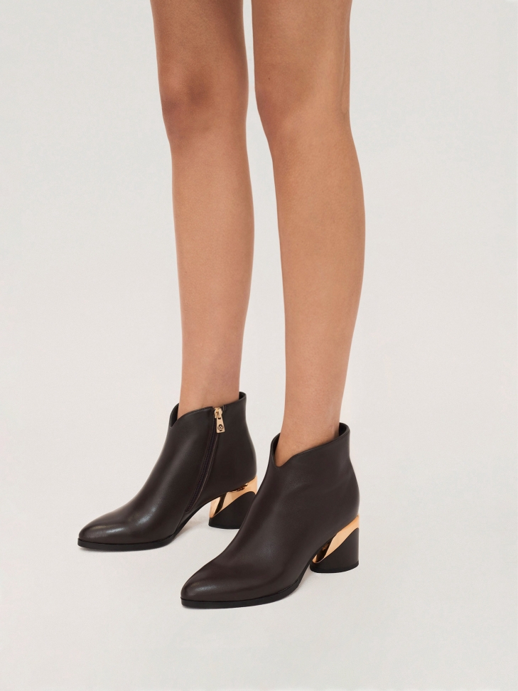 Ciemnobrązowe botki z wycięciem w cholewce i metalowym obcasem